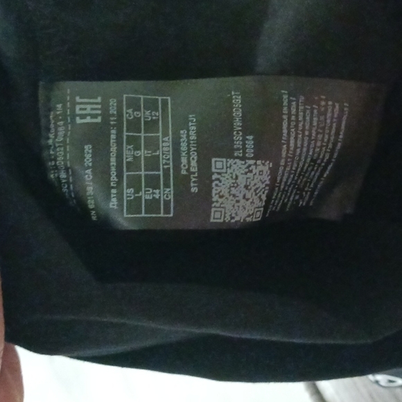 Women's Guess Logo Black and White Cropped Top. SIZE LARGE. - Picture 10 of 11